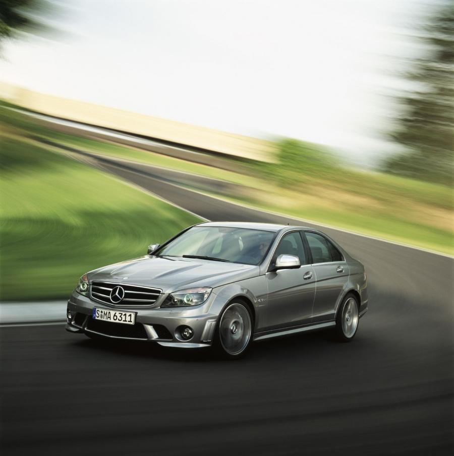  Mercedes-Benz C63 AMG 2008 года  (фото 16 из 26)